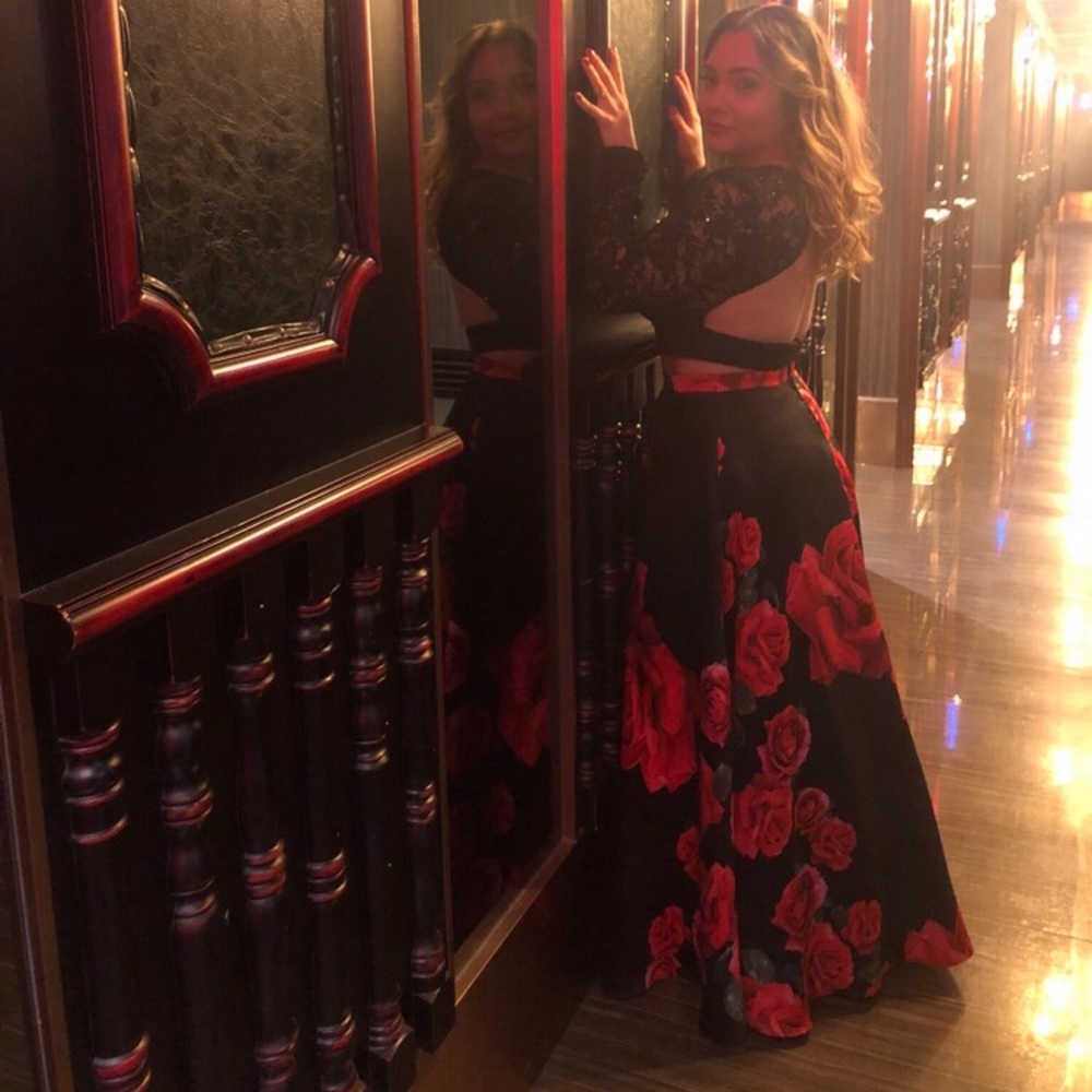 Two piece B. Darlin Skirt and blouse. - Picture 7 of 8